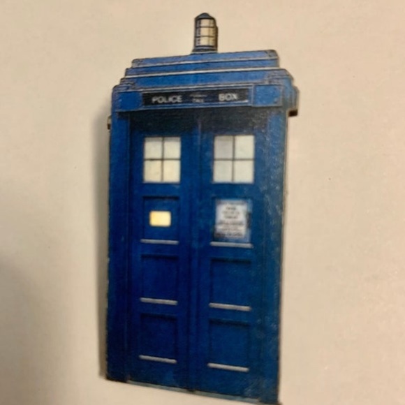 Police box blue brooch pin - Picture 5 of 10